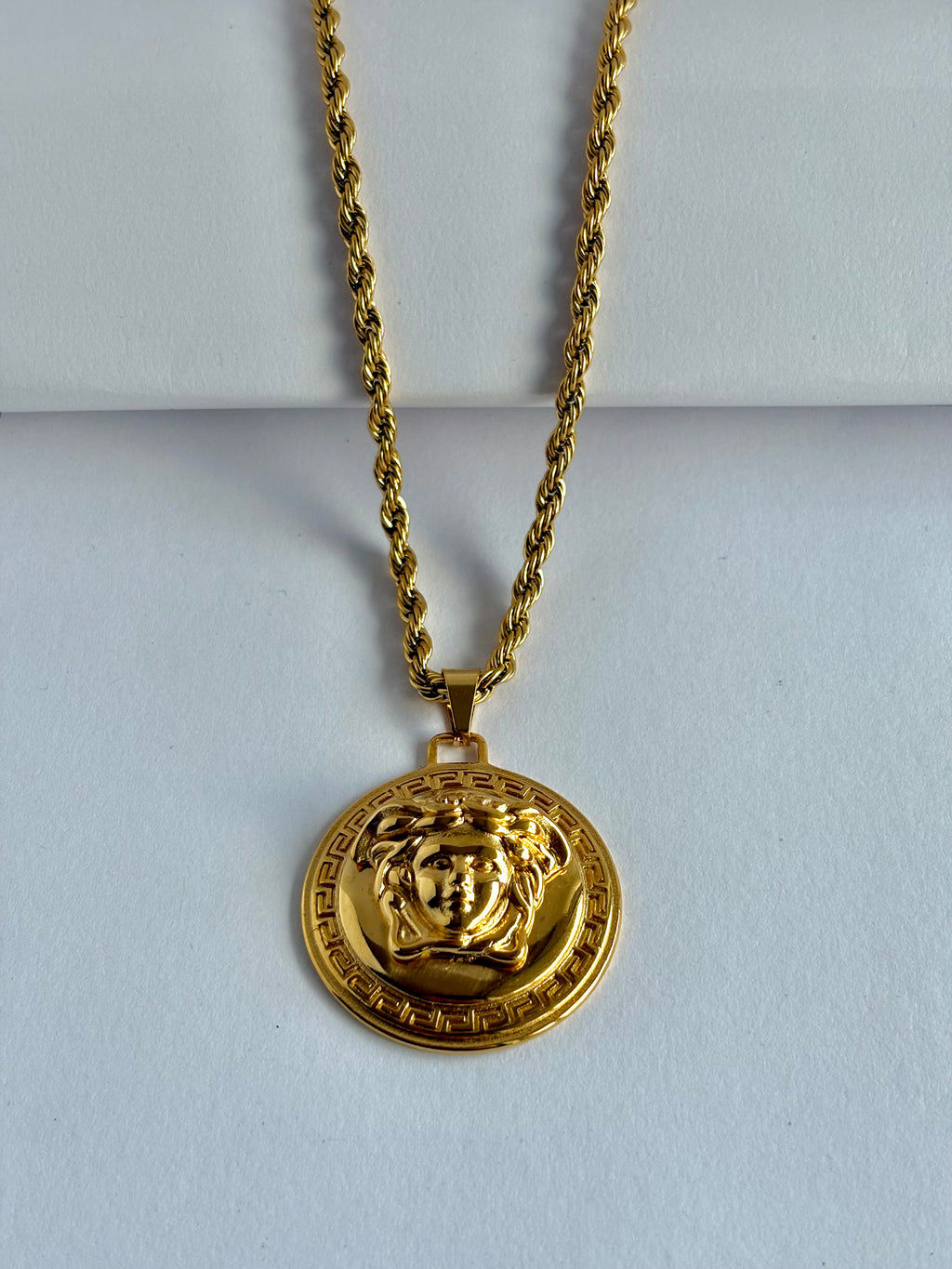Dije Versace